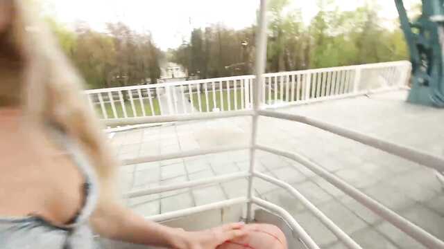 Активные любовники: развлечения на аттракционе.