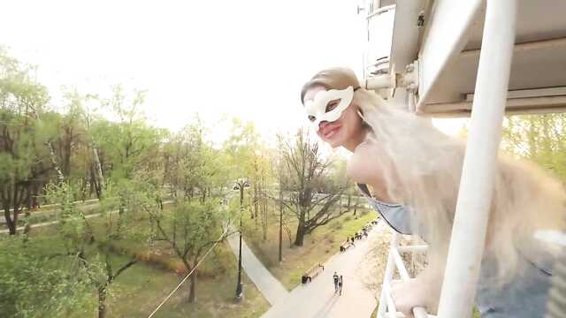 Активные любовники: развлечения на аттракционе.