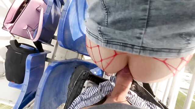 Активные любовники: развлечения на аттракционе.