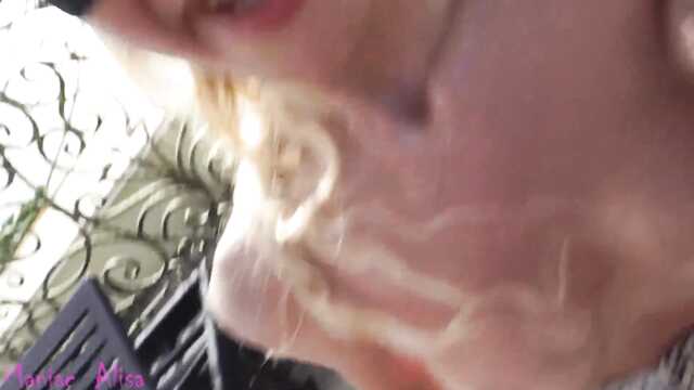 Жаркий минет на курорте от светловолосой девушки.