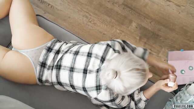 Жаңа секс ойыншық красотка сыйлайды өзіне Рахат