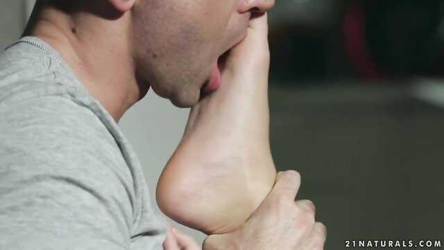 Mec lèche les belles jambes de la jeune fille pendant les rapports sexuels