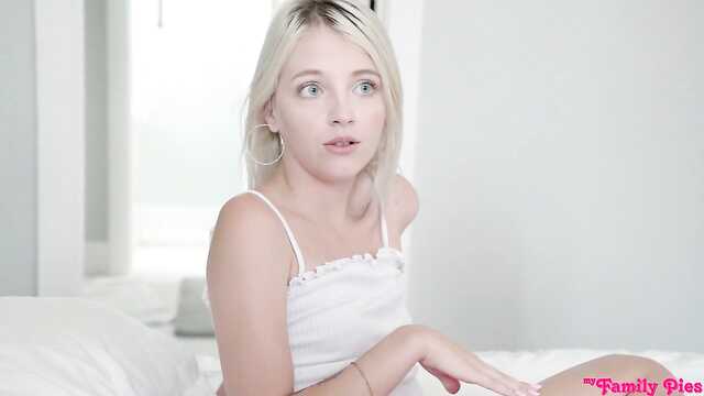 Две красотки трахают одного члена.