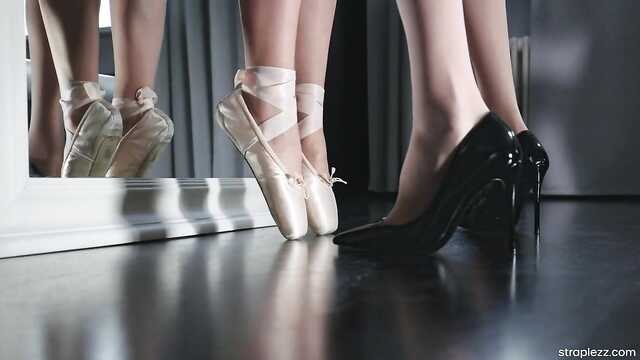 Лесбиянка трахает балерину страпоном