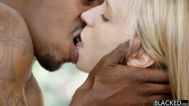 Trzy Blondynki jeżdżą na dużych czarnych kutasach