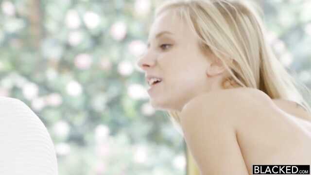 Trzy Blondynki jeżdżą na dużych czarnych kutasach