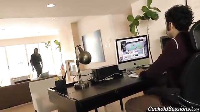 Куколд видит, как его девушку трахают в попу.