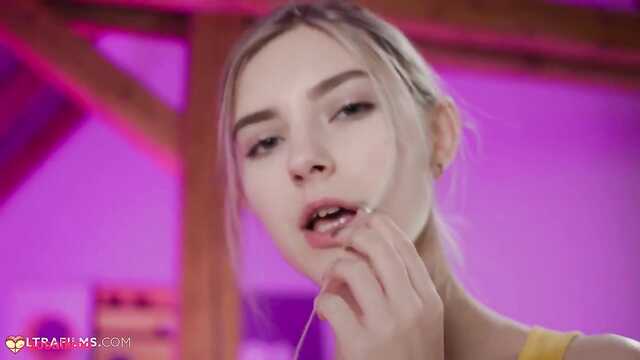 Jovens amigas arranjaram um super gentil sexo grupal lésbico