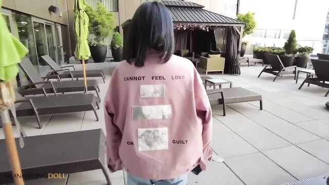 Турист трахает азиялық маскада шырынды пилотку