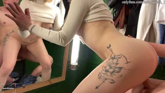 Facet pochylił napaloną dziewczynę w przymierzalni