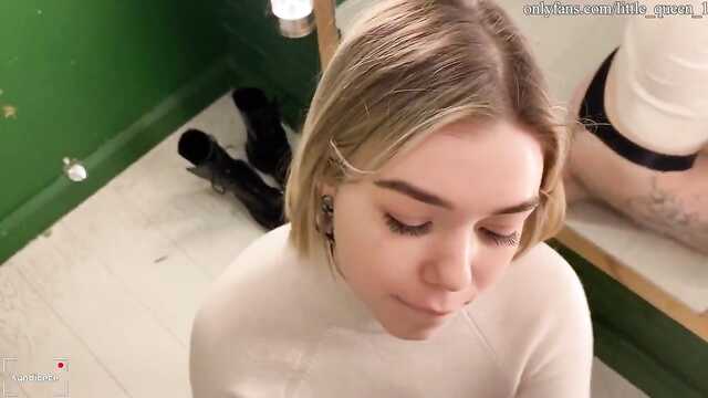 Facet pochylił napaloną dziewczynę w przymierzalni