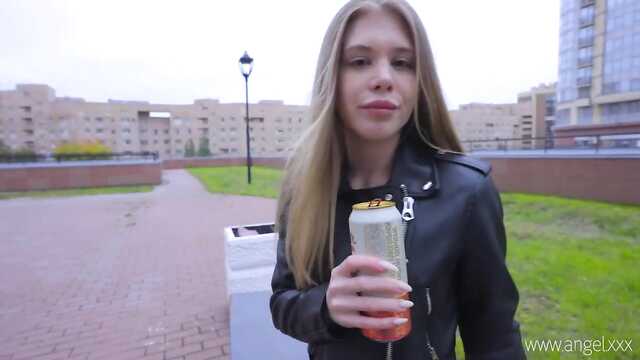 Poussin chevauche une grosse bite de pick-up chez lui