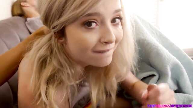 Blondynka zdradza chłopaka z przyjacielem, podczas gdy on śpi