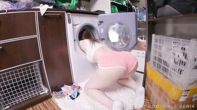 Dziewczyna utknęła w pralce i została zerżnięta przez faceta