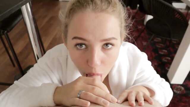 Татуировка подруги окунается в сперму.