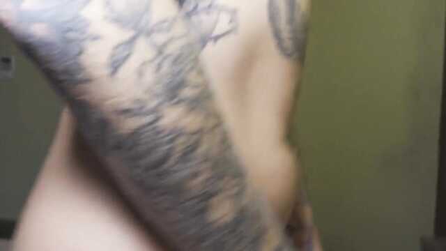 Татуированная студентка: секс втроем.