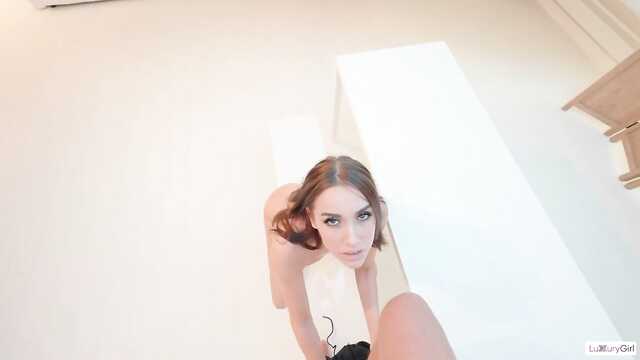 Девушка дарит парню незабываемое поцелуйство.