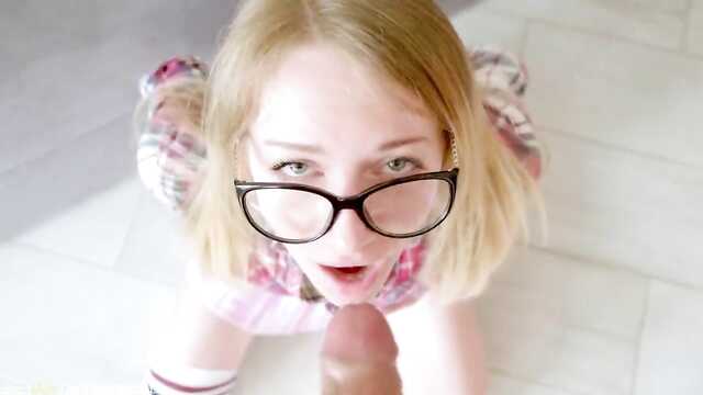 Die kluge Studentin hat sich entschieden, einfach für eine Punktzahl in den Arsch zu ficken, denn es ist besser als langweilig zu pauken