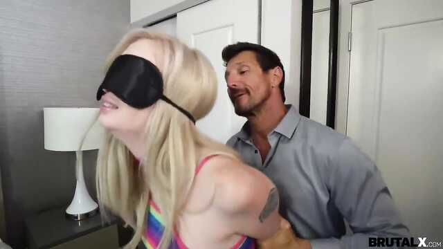 Blonde wurde mit hartem sex von einem reifen Liebhaber bestraft