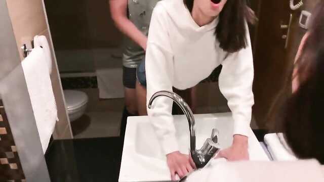 Laska w krótkiej spódniczce pieprzy się w toalecie z kolesiem na pierwszej randce