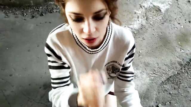 Мен жақын адамыма жұмысқа кірдім және онымен тез трахнулась