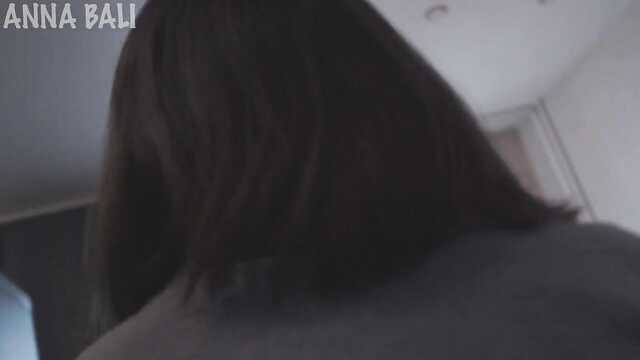 Девушка: на члене без трусиков