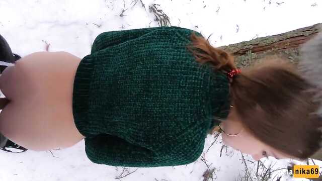 Брюнетка отдала пилотку парню в холодный день.