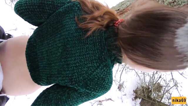 Брюнетка отдала пилотку парню в холодный день.