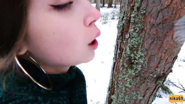 Брюнетка отдала пилотку парню в холодный день.