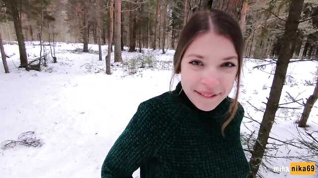 Брюнетка отдала пилотку парню в холодный день.