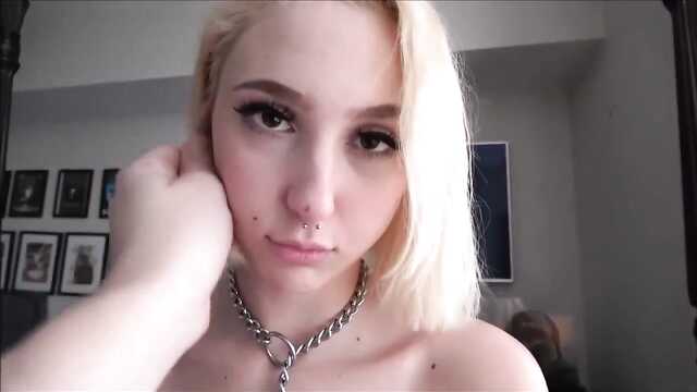 Blondynka z kolczykiem bierze Wielki kutas kumpla