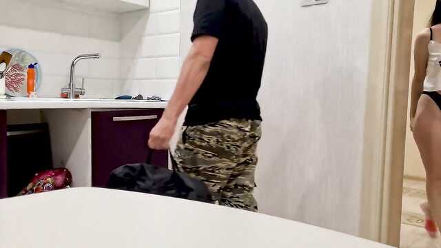 Домохозяйка обманута сантехником: оплата натурой.