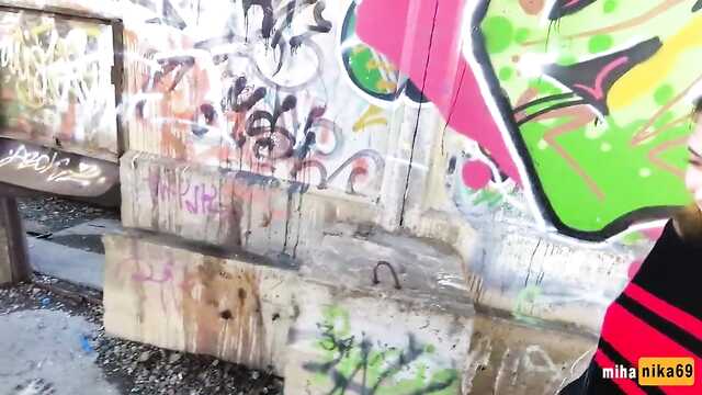 Student miał szczęście z przyjaciółką, bo okazało się, że jest to wspaniały smoczek dla jego członka