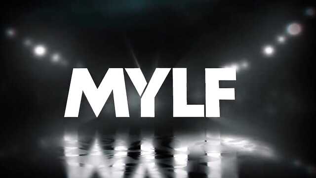 Kobieta z ogromnymi cyckami na lekcji w szkole nauki jazdy robieniem laski obudziła czarnego nauczyciela