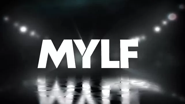 Kobieta z ogromnymi cyckami na lekcji w szkole nauki jazdy robieniem laski obudziła czarnego nauczyciela