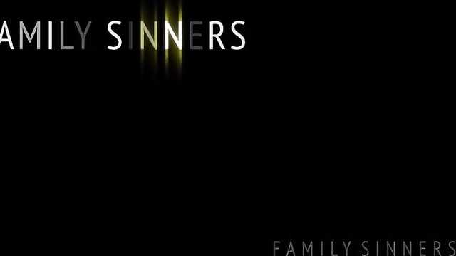 Jovencito quería masturbarse, pero accidentalmente follada sexy madrastra