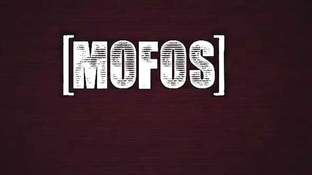 Blondie com Peitos Grandes Naturais incontrolavelmente cavalga em um pau grande no carro e na cama