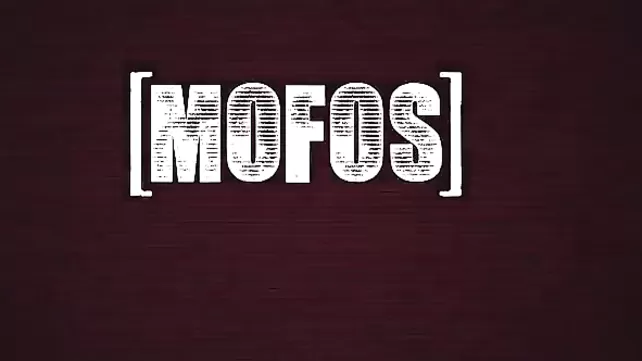 Табиғи үлкен сиськалары бар аққұбалар көлікте және төсекте үлкен Әтешпен тоқтаусыз секіреді