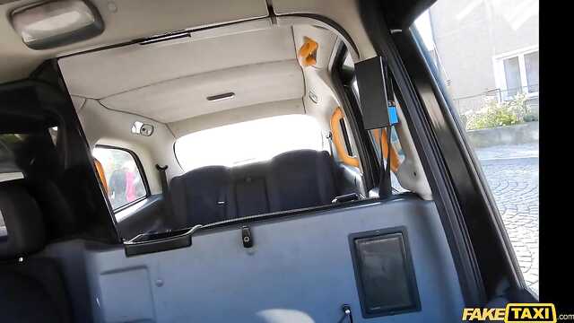 Итальянская крошка возбуждена фальшивым таксистом.