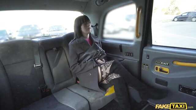 Итальянская крошка возбуждена фальшивым таксистом.