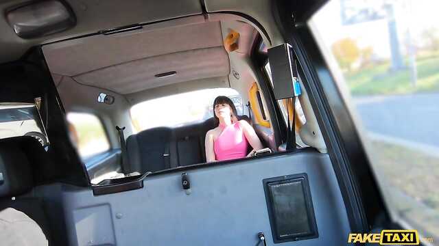 Итальянская крошка возбуждена фальшивым таксистом.