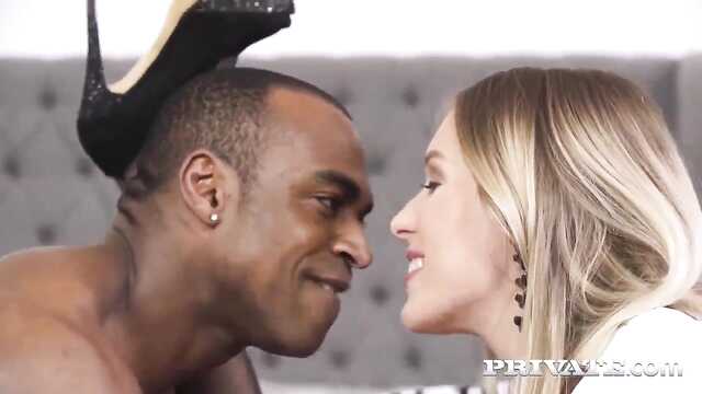 Trio Interracial de negros e dois adoráveis MILFs