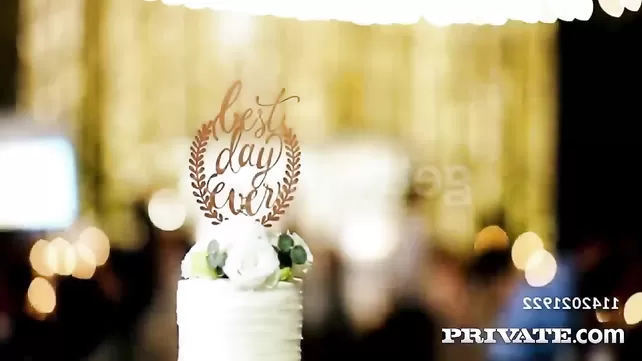 Межрасовое трио негра және екі сүйкімді милф