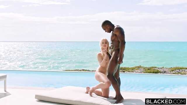 Блондинка в отдыхе с мускулистым богатым негром.