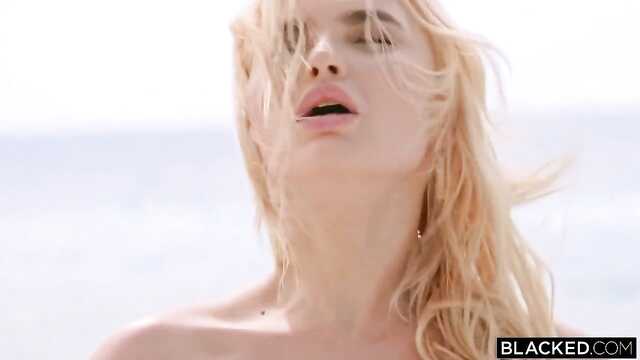 Блондинка в отдыхе с мускулистым богатым негром.