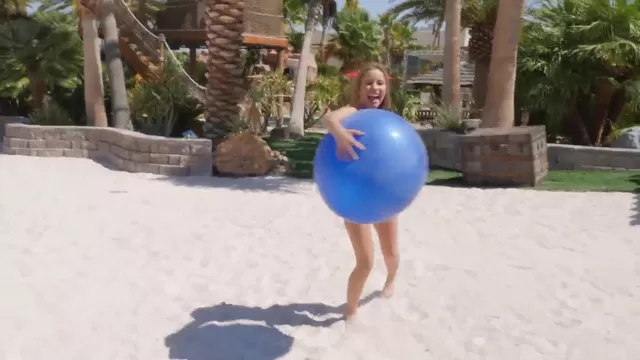 Қыз БДСМ жыныстық азаптауды көреді