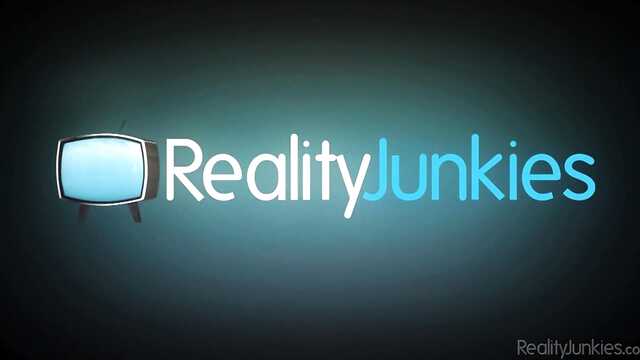 Cutie pokazała cycki sąsiadowi i dała w cipkę