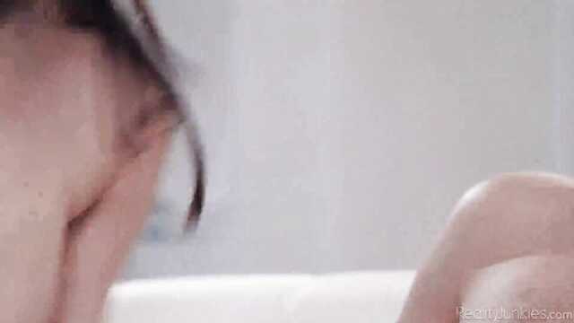 Cutie pokazała cycki sąsiadowi i dała w cipkę