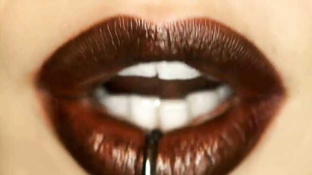 Mamuśki z ogromnymi cyckami usiadł na młody kogut