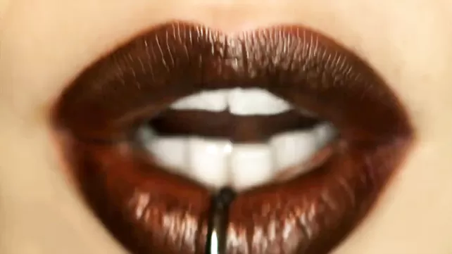 Милфа Үлкен сиськи села жас мүшесі